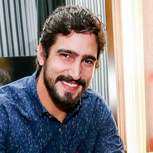 Renato Góes posa durante o coquetel de lançamento da coleção alto verão da marca Dualina