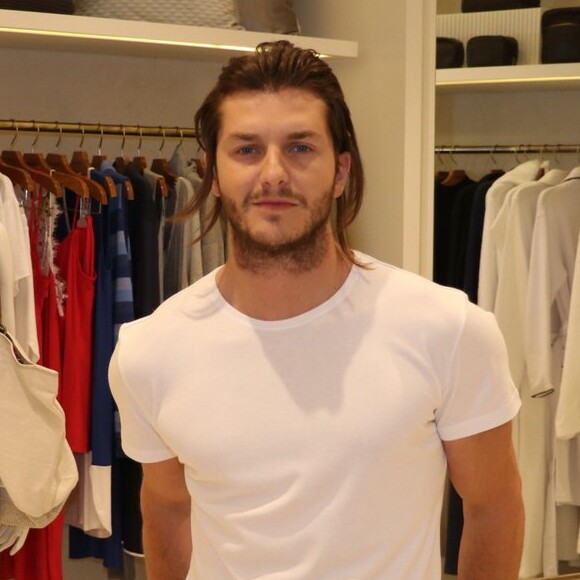 'Tem uma semana e meia que coloquei e nos primeiros dias foi um pouco complicado, cada dia é um aprendizado. Comi muito cabelo, respirei cabelo, não dá para abaixar a cabeça comendo', disse Klebber Toledo