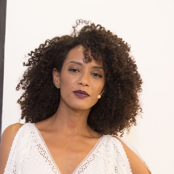 Marido de Taís Araújo, Lázaro Ramos contou que o casal planeja adotar uma criança