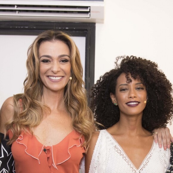 Taís Araújo posou com Pitty, Monica Martelli e Astrid Fontenelle no bastidor do 'Saia Justa'