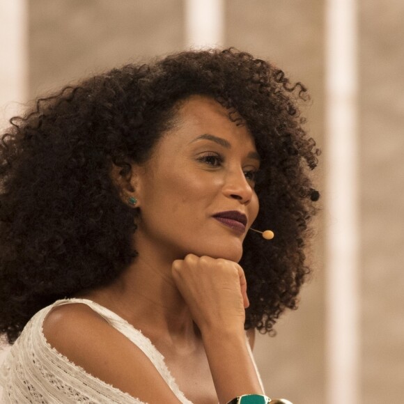 Taís Araújo foi as lágrimas durante sua despedida do programa 'Saia Justa', na noite desta quarta-feira, 29 de novembro de 2017