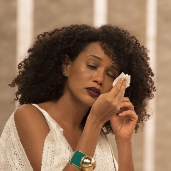 Tais Araújo se emocionou em despedida do programa 'Saia Justa': 'Falei que não ia chorar'