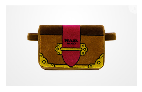 A pochete usada por Anitta é de veludo e o cinto de couro é destacável. A peça está à venda por R$7.600 no site Farfetch