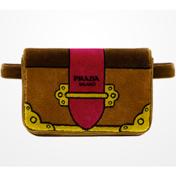 A pochete usada por Anitta é de veludo e o cinto de couro é destacável. A peça está à venda por R$7.600 no site Farfetch