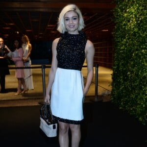 Com os cabelos platinados, Sophie Charlotte usou vestido curto Chanel no baile de gala da BrazilFoundation, realizado na Casa Fasano, em São Paulo, na noite desta quarta-feira, 29 de novembro de 2017