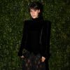A bordo de um vestido de veludo e com transparência, Carla Salle carregou uma bolsa Chanel, coleção pré-outono 2017, com a frase 'Dare to Disturb', ou 'Ousar Perturbar' no evento de gala