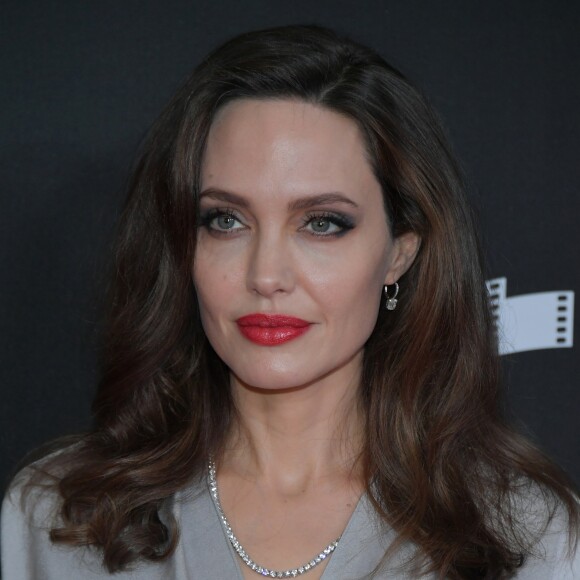 Angelina Jolie está arrependida do término e gostaria de retomar o relacionamento com Brad Pitt