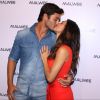 Isis Valverde e o namorado, André Resende, trocaram beijos em evento de moda na noite desta quinta-feira, 30 de novembro de 2017