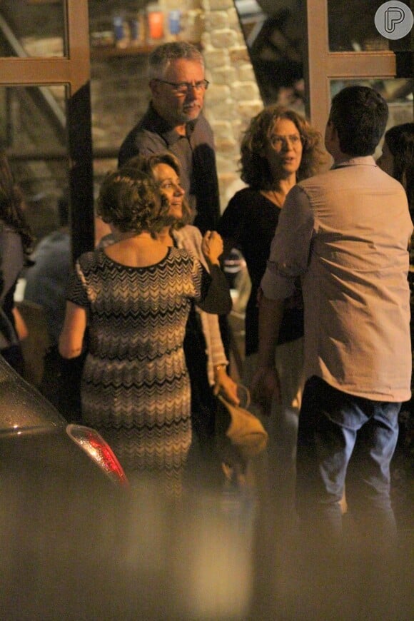 Patricia Pillar, namorada do diretor-geral da TV Globo, Carlos Henrique Schroder, parou para conversar com fãs ao deixar o restaurante