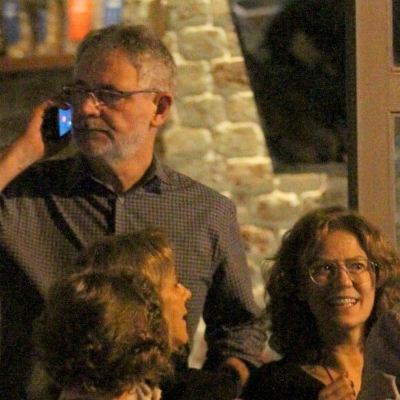 Patricia Pillar conversou com fãs, enquanto o namorado, Carlos Henrique Schroder, falava ao celular