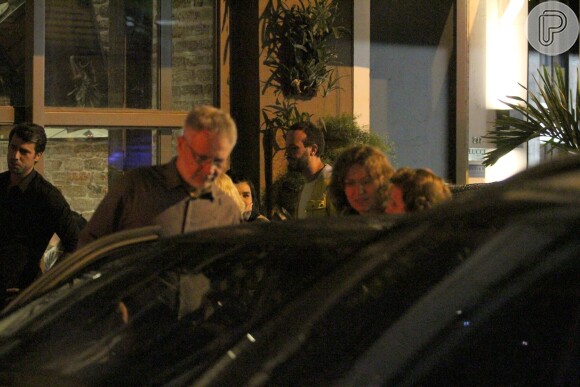 Carlos Henrique Schroder, namorado de Patricia Pillar, abriu a porta do carro para a atriz entrar