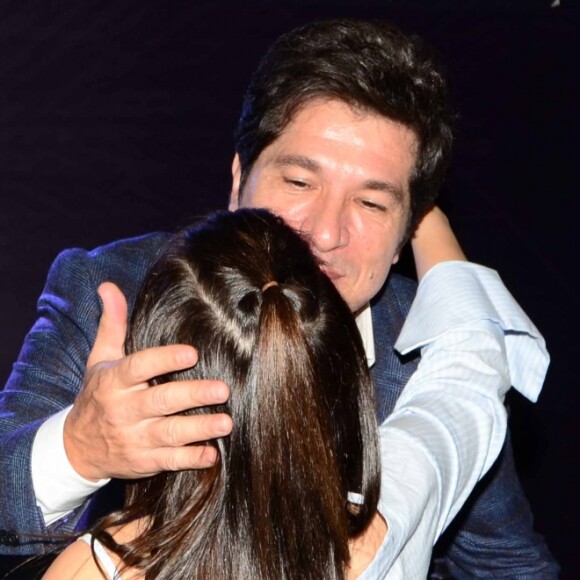 Larissa Manoela renovou por mais dois anos seu contrato com o SBT, informa o colunita Flávio Ricco, do jornal 'Diário de São Paulo', nesta sexta-feira, 1º de dezembro de 2017