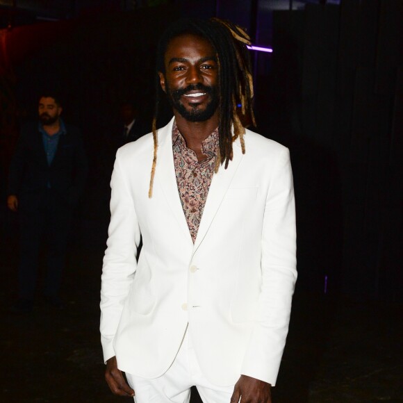 Estiloso, Jonathan Azevedo usou alfaiataria branca Ricardo Almeida na 7º edição do Prêmio GQ Brasil Men of The Year, realizado na Bienal do Ibirapuera, em São Paulo, na noite desta quinta-feira, 30 de novembro de 2017