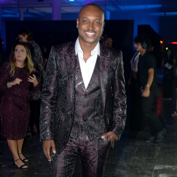 O cantor Thiaguinho apostou em um conjunto texturizado Dolce & Gabbana para a 7º edição do Prêmio GQ Brasil Men of The Year, realizado na Bienal do Ibirapuera, em São Paulo, na noite desta quinta-feira, 30 de novembro de 2017
