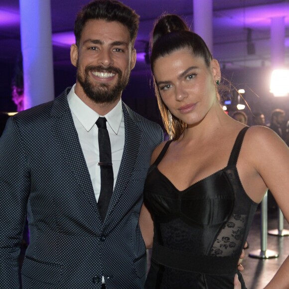 Cauã Reymond e Mariana Goldfarb marcaram presença na premiação da revista 'GQ'