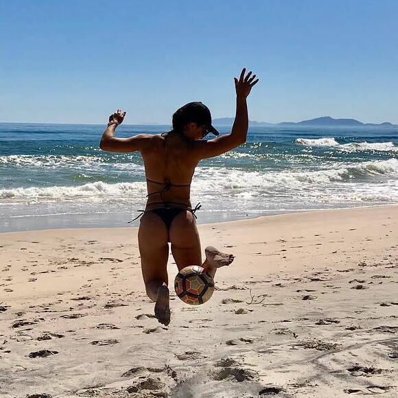 Juliana Paes foi elogiada pela boa forma ao postar foto de biquíni