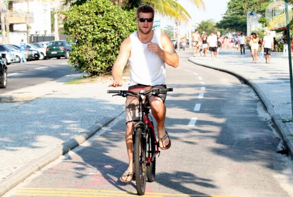 Diego Alemão passeia de bicicleta pela orla do Rio em outubro de 2012
