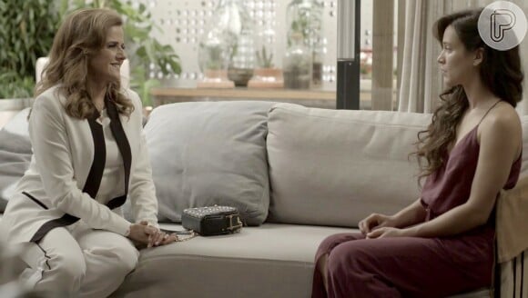 Clara (Bianca Bin) recebe Sophia (Marieta Severo) em sua casa, que afirma precisar falar sobre Tomaz (Vitor Figueiredo), na novela 'O Outro Lado do Paraíso'