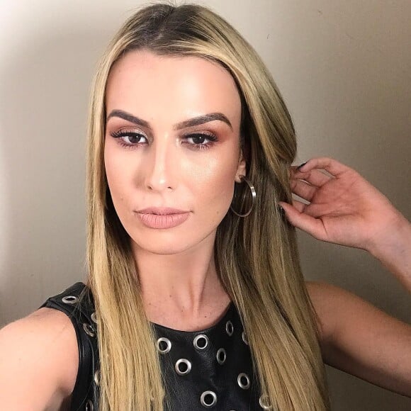 Fernanda Keulla conta que o visual exige cuidados especiais, mesmo sendo mais prático que o natural: 'Apesar de dar uma liberdade por não ficar refém da chapinha, babyliss e escova, você só pode lavar com shampoo'