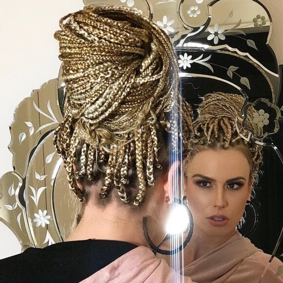 Fernanda Keulla relata que a criação do novo penteado foi bastante demorada: 'O processo demorou cerca de 8h por que é trança do meu cabelo com outro, para que fique mais comprida e grossa'