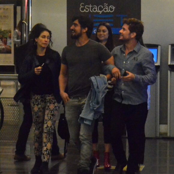 Thaila Ayala e Renato Goés foram clicados no cinema com Daniel de Oliveira e Sophie Charlotte