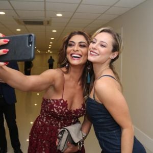 Bibi e Jeiza? Juliana Paes e Paolla Oliveira se divertem em evento de beleza nesta sexta-feira, dia 01 de dezembro de 2017