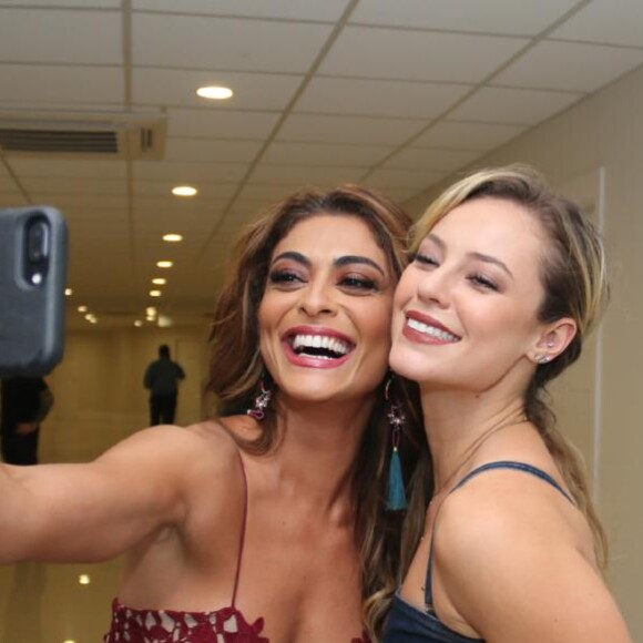 Bibi e Jeiza? Juliana Paes e Paolla Oliveira se divertem em evento de beleza nesta sexta-feira, dia 01 de dezembro de 2017