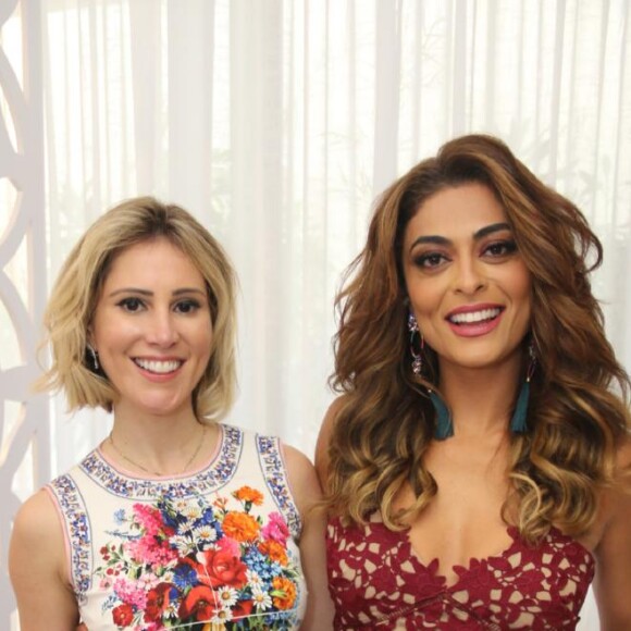 Juliana Paes posa com a dermatologista Juliana Neiva