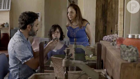 Rosalinda (Vera Mancini) alerta Estela (Juliana Caldas) sobre os sentimentos de Juvenal (Anderson Di Rizzi) por ela, na novela 'O Outro Lado do Paraíso'
