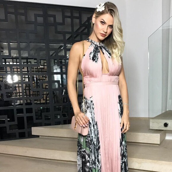 Andressa Suita retomou a silhueta e exibiu barriga sequinha em foto na web