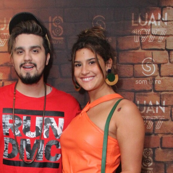 Giulia Costa posou para foto com Luan Santana no KM de Vantagens Hall na noite de sexta-feira, 1 de dezembro de 2017