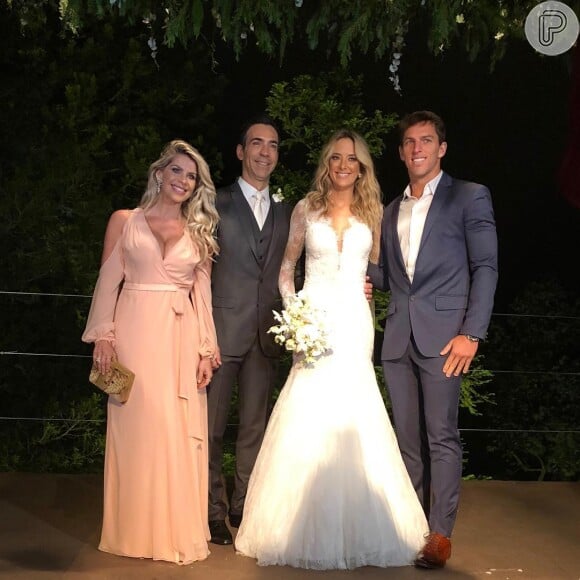 Ticiane Pinheiro usou um vestido de noiva modelo sereira em seu casamento com Cesar Tralli