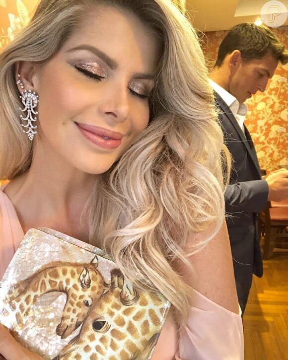 Karina Bacchi usou vestido Trinitá Couture e joias Mario Pantalena