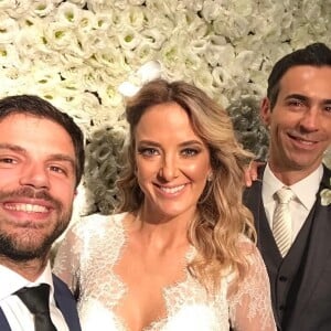 Sabrina Sato e Duda Nagle posam com os noivos no casamento de Ticiane Pinheiro e Cesar Tralli