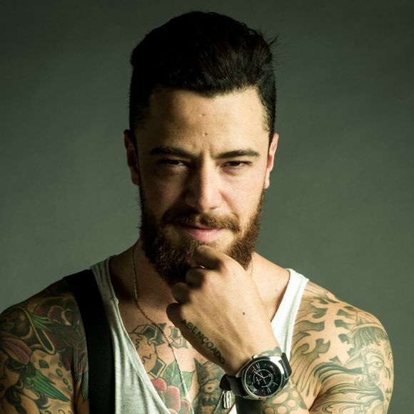 Felipe Titto interpreta Odair, um ajudante do salão, na novela 'O Outro Lado do Paraíso'