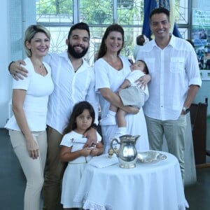 Lu Klein e Leo Dias foram os padrinhos do batizado de Salvatore, filho de Antonia Fontenelle e Jonathan Costa