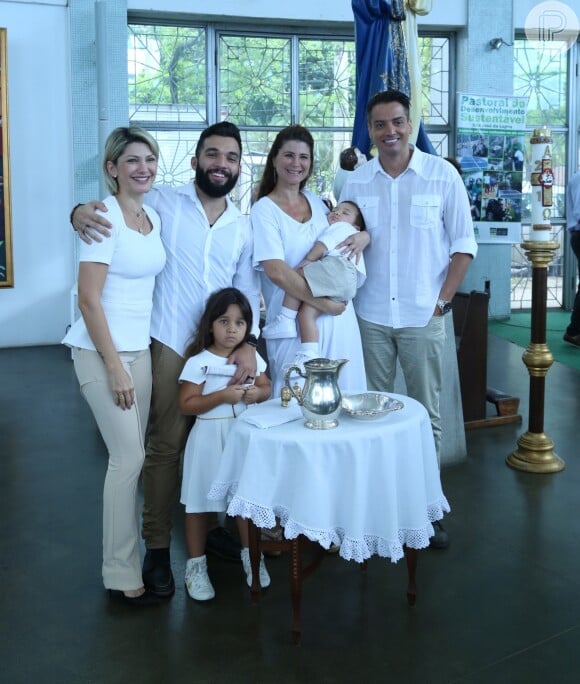 Lu Klein e Leo Dias foram os padrinhos do batizado de Salvatore, filho de Antonia Fontenelle e Jonathan Costa