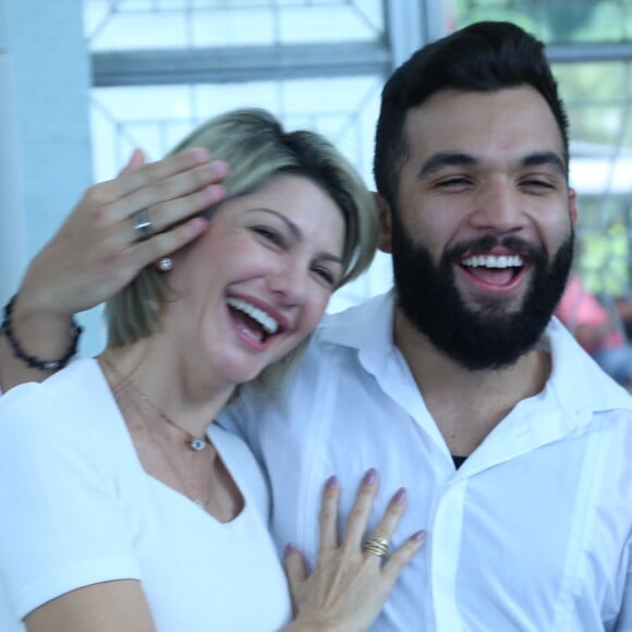 Antonia Fontenelle e Jonathan Costa posaram em clima de amizade no batizado do filho