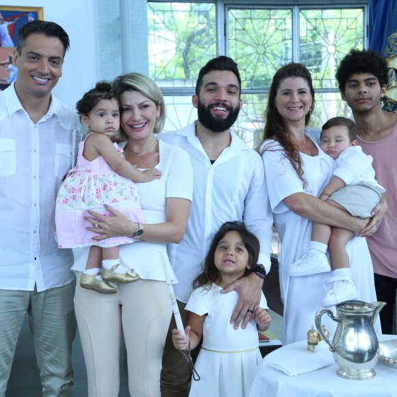 Antonia Fontenelle e Jonathan Costa se reuniram para batizado do filho neste domingo, 3 de dezembro de 2017