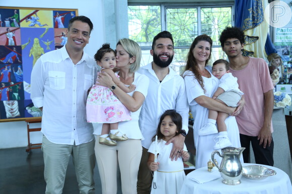 Antonia Fontenelle e Jonathan Costa batizaram o filho na Paróquia São José da Lagoa, no Rio de Janeiro