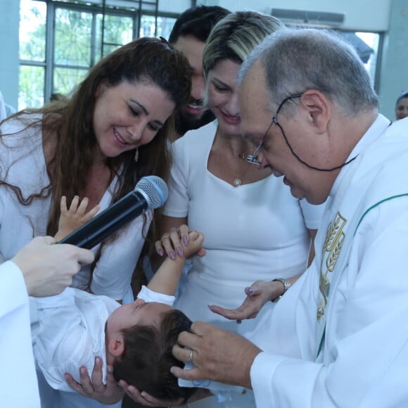 Antonia Fontenelle e o empresário Jonathan Costa batizaram o filho, Salvatore, de 1 ano e 4 meses