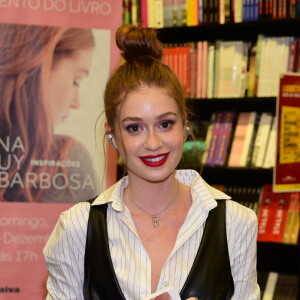 Marina Ruy Barbosa posa com o livro 'Inspirações' em livraria de shopping de São Paulo