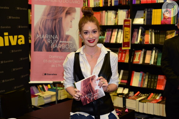 Marina Ruy Barbosa posa com o livro 'Inspirações' em livraria de shopping de São Paulo