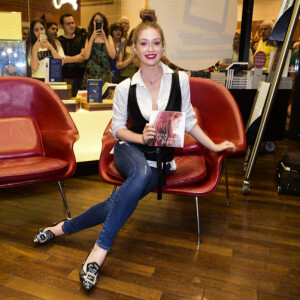 Marina Ruy Barbosa escolhe look casual para lançar livro em São Paulo