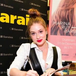 Marina Ruy Barbosa autografa seu livro em São Paulo