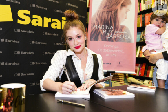 Marina Ruy Barbosa autografa seu livro em São Paulo