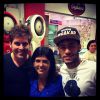 O jogador foi ao restaurante Família Gagliasso e posou com o amigo Thiago Gagliasso e a mãe dele, Lúcia, neesta segunda-feira, 19 de maio de 2014