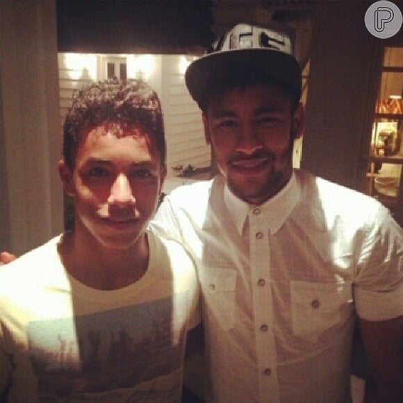 Neymar também fez selfie com Marcelo Almeida, irmão de Tânia Mara