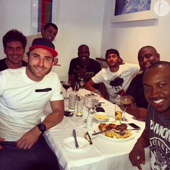 Neymar postou uma foto em seu Instagram, nesta segunda-feira, 19 de maio de 2014, ao lado de amigos famosos como Thiaguinho, Thiago Gagliasso e Rafael Zulu, durante um almoço animado no Rio de Janeiro 