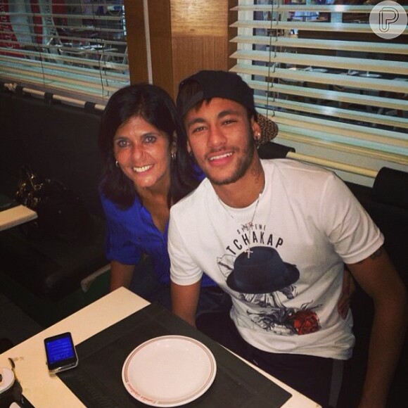 Neymar posa ao lado de Lúcia, mãe de Bruno e Thiago Gagliasso, no restaurante da família